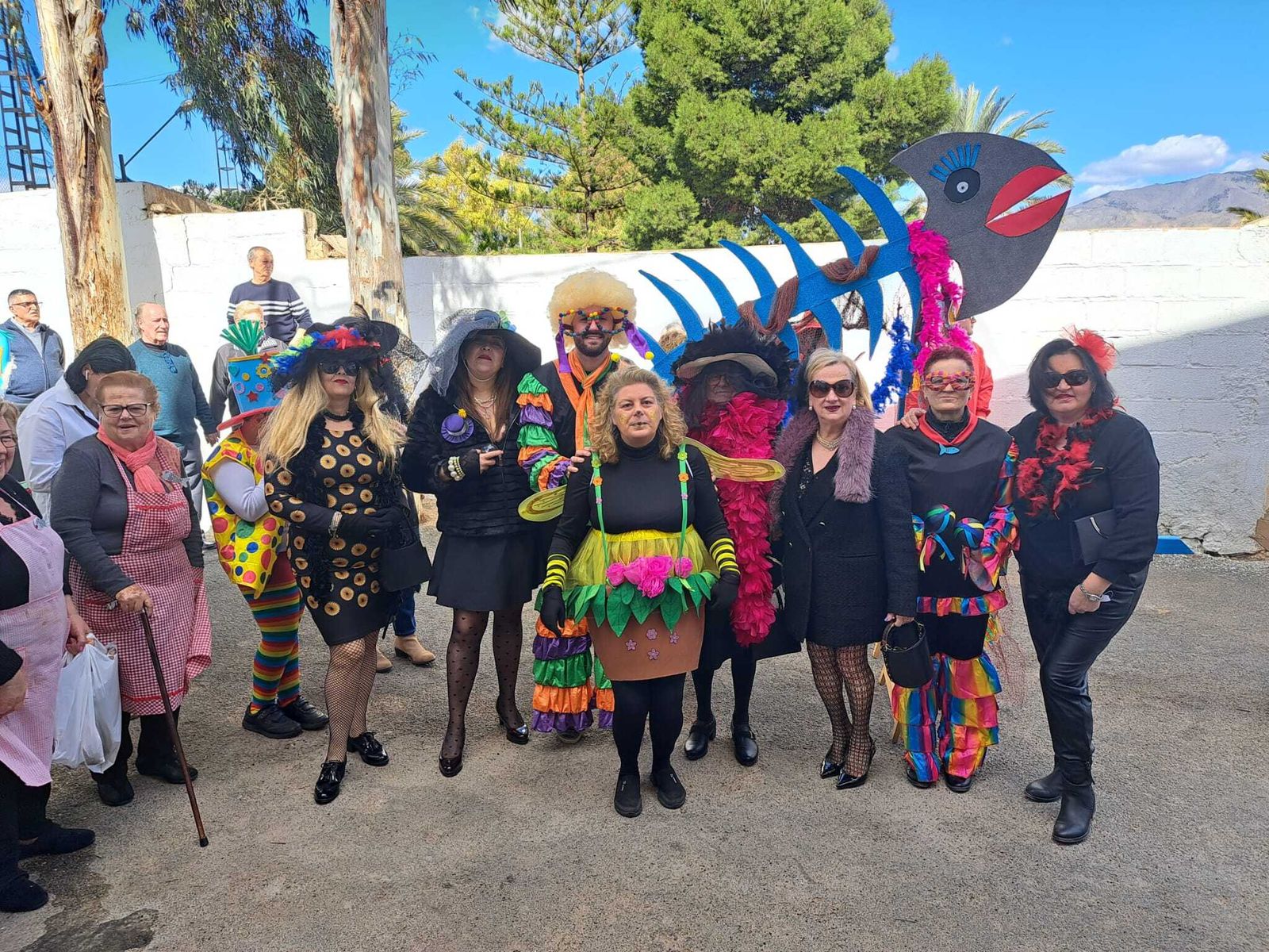 spectacular y multitudaniria la respuesta de los vecinos de la localidad a la invitación de la Asociación de Vecinos de Barrio Visiedo para despedir el carnaval huercalense.