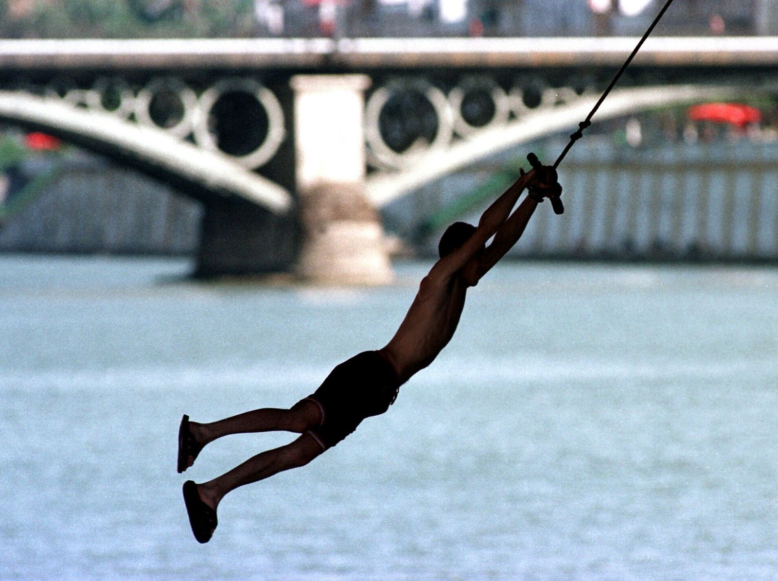 Piruetas frente al Puente de Triana.