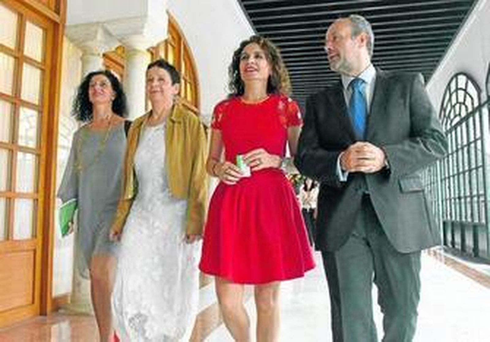 Montero, junto a su equipo presupuestario y el ex secretario general de Relaciones con el Parlamento, Juan Carlos Campo, en la presentación del proyecto.