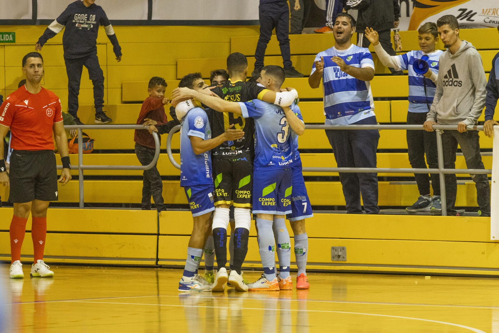 Los jugadores de El Ejido Futsal celebran un gol durante un encuentro en casa de esta temporada.