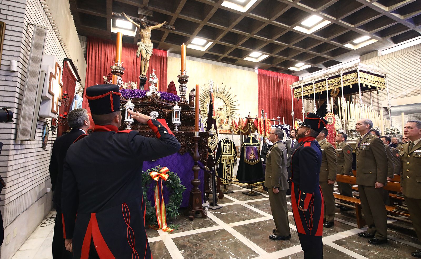 Emotiva ofrenda militar en Capuchinos