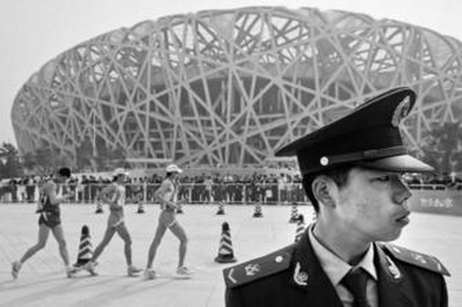Un agente vela por la seguridad en la prueba de marcha celebrada en el Estadio Nacional de Pekín.