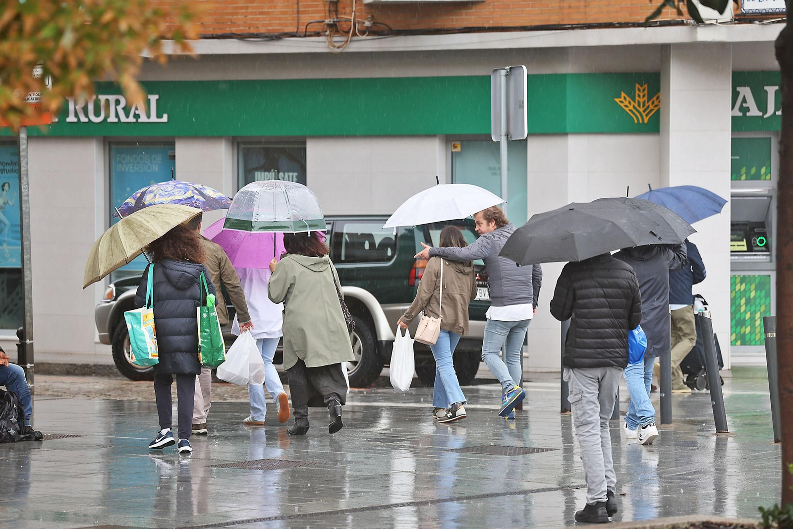 Imágenes de la lluviosa mañana de sábado en Huelva