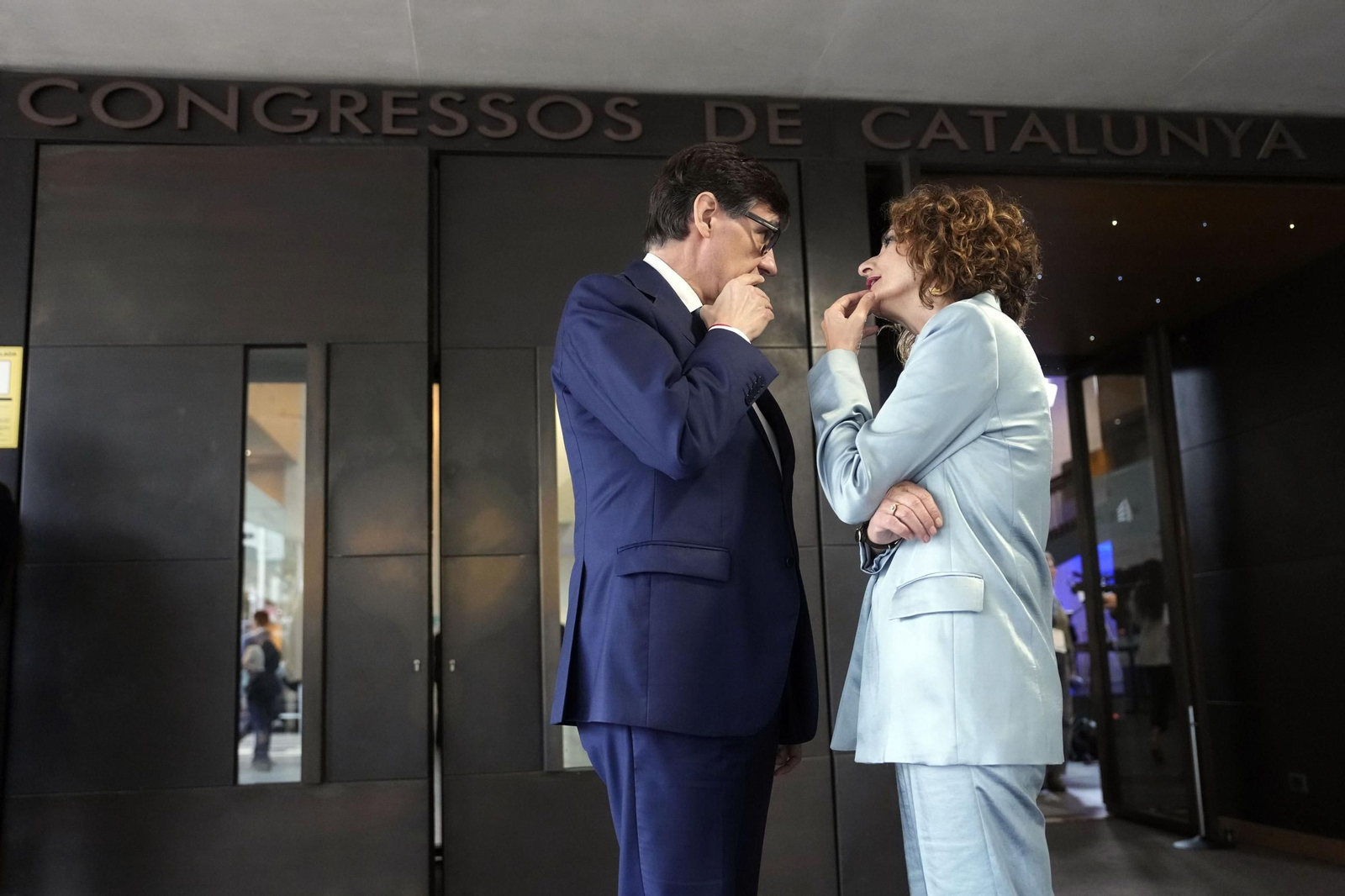 La vicepresidenta del Gobierno María Jesús Montero y el presidente de la Generalitat, Salvador Illa, este lunes en Barcelona.