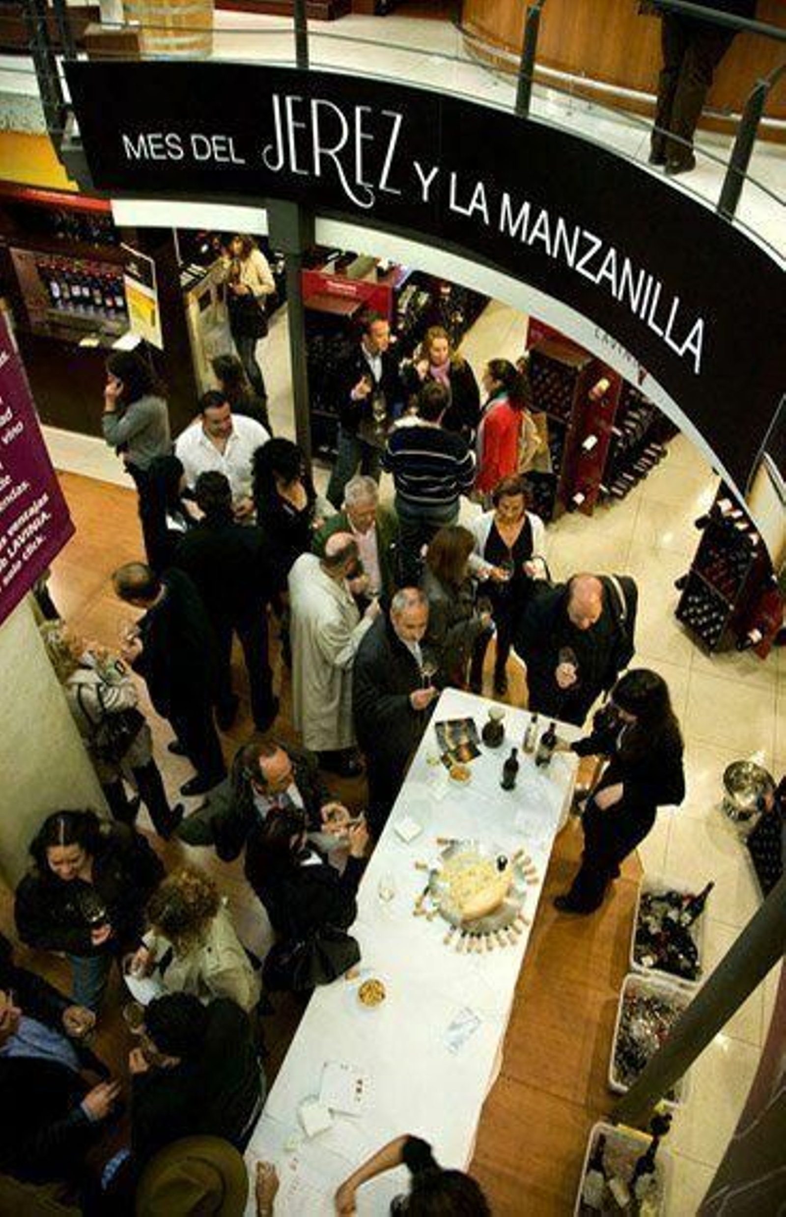Acción promocional del jerez en una tienda de vinos de Madrid.