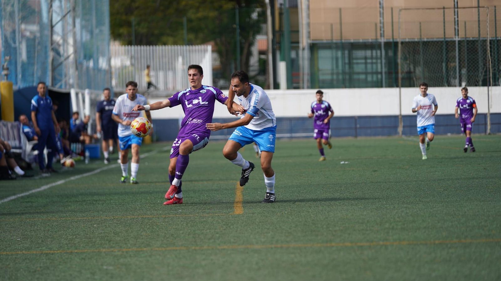 Diego Canty (Ciudad de Lucena) pugna con un jugador del Castilleja.