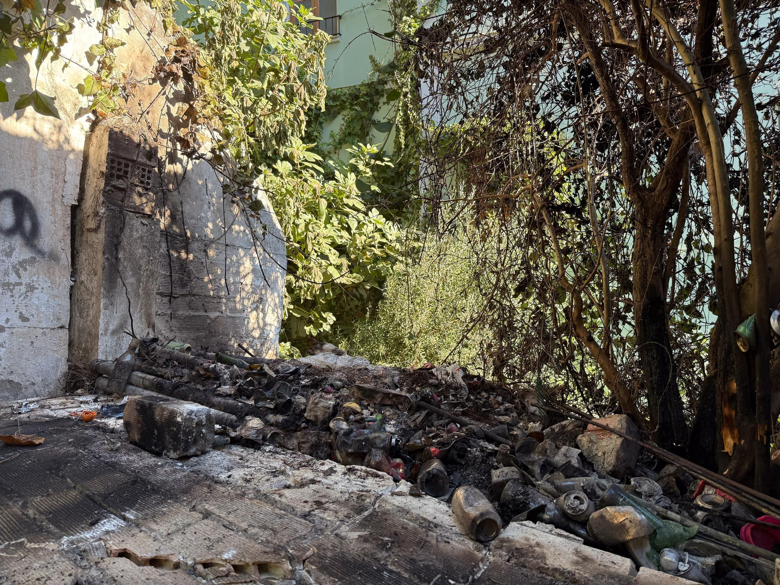 Así ha quedado el callejón quemado de madrugada en la calle Sindicalista Luis Cobos de Algeciras