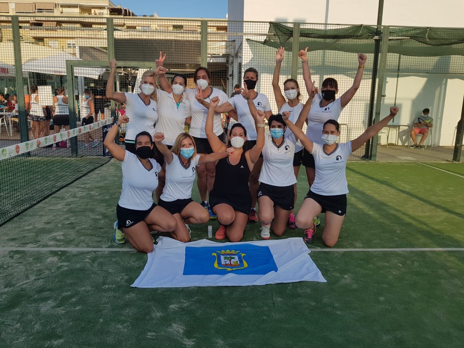 Las jugadoras del Adarsa Sur Huelva celebran su triunfo.