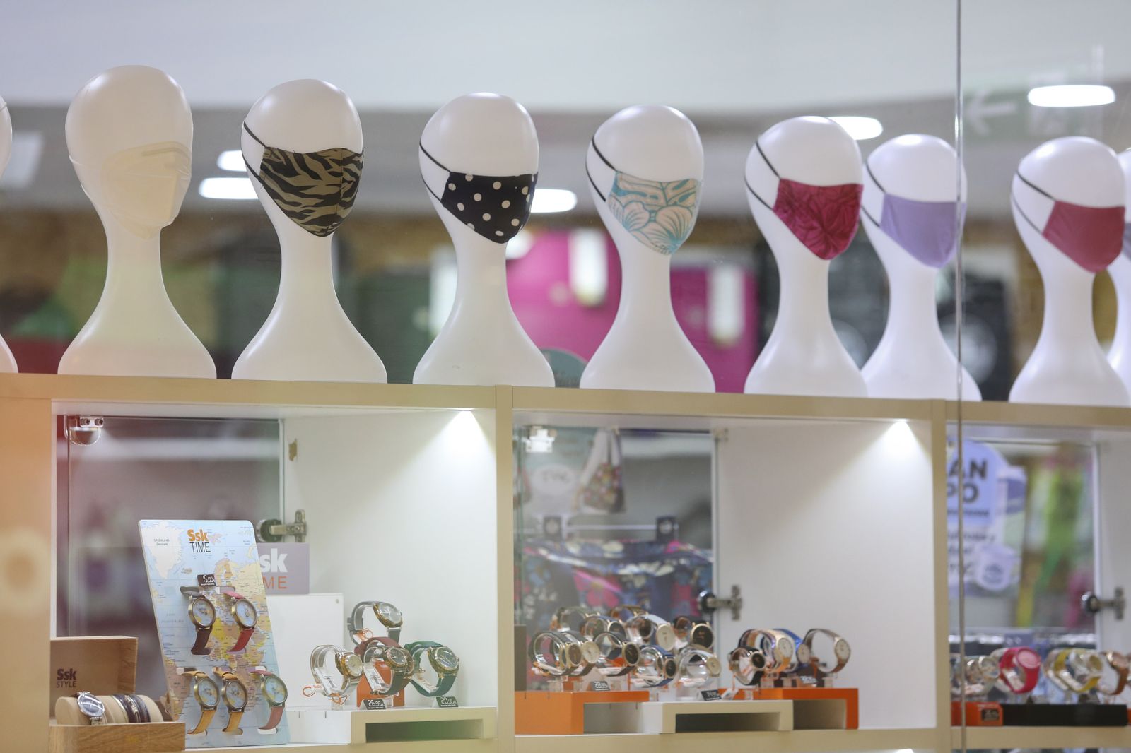 El centro comercial Larios Centro se prepara para su apertura el lunes, en la fase 2 de la desescalada