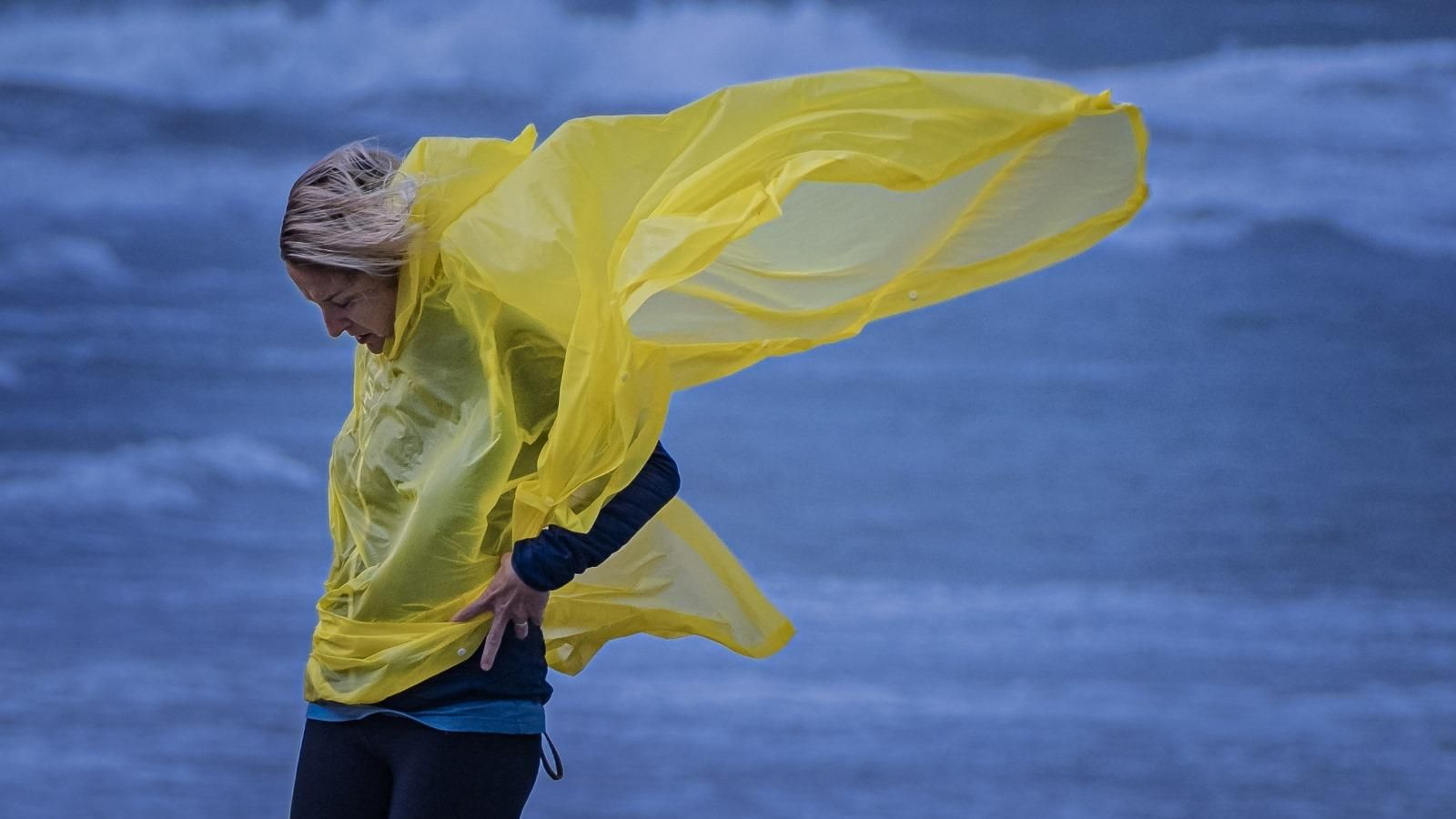 Las imágenes del fuerte viento y la lluvia en Cádiz