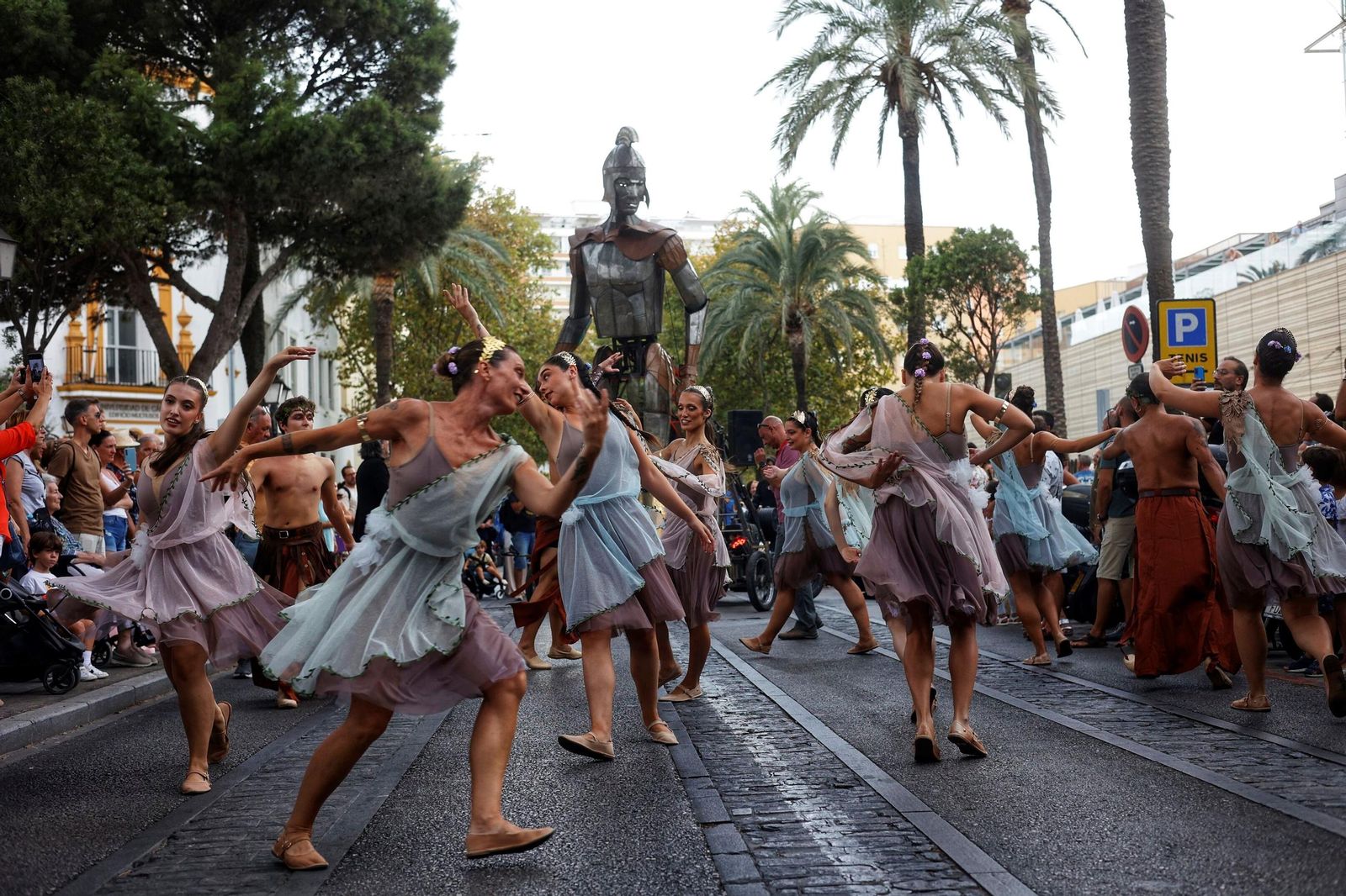 Las imágenes de Gades Romana 2025: la comitiva y el espectáculo inaugural en Cádiz