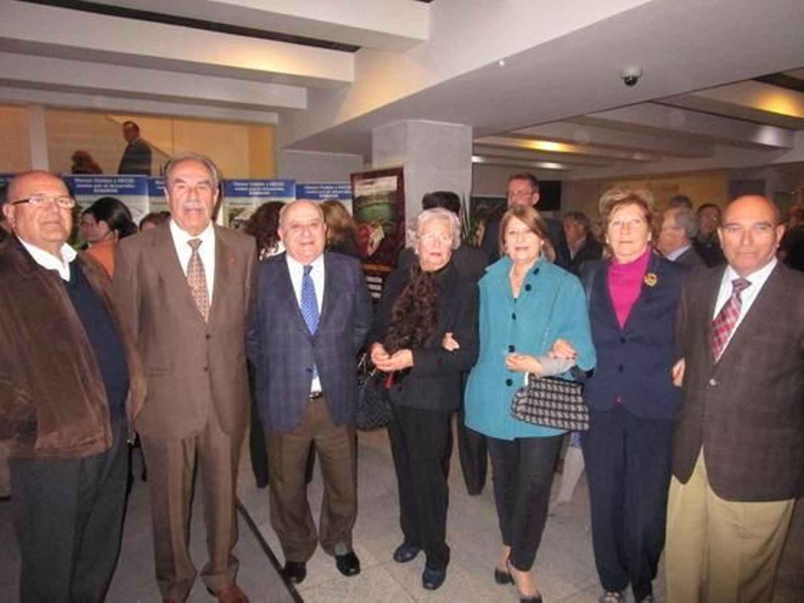 José Luis Cardoso, José Antonio García Torti, Pedro Pérez, Paz Santana, Esther Díaz, Caridad Gil y José Macías Martín, coincidieron en el Centro de Congresos de La Isla.


Foto: Ignacio Casas de Ciria