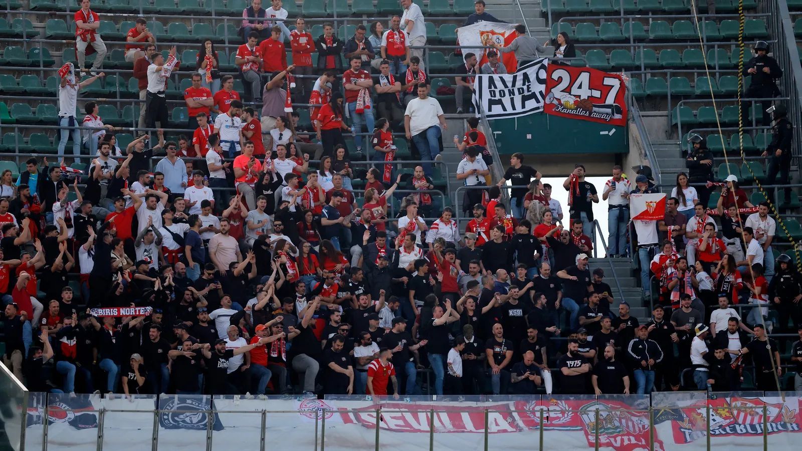 Afición del Sevilla en el Benito Villamarín.