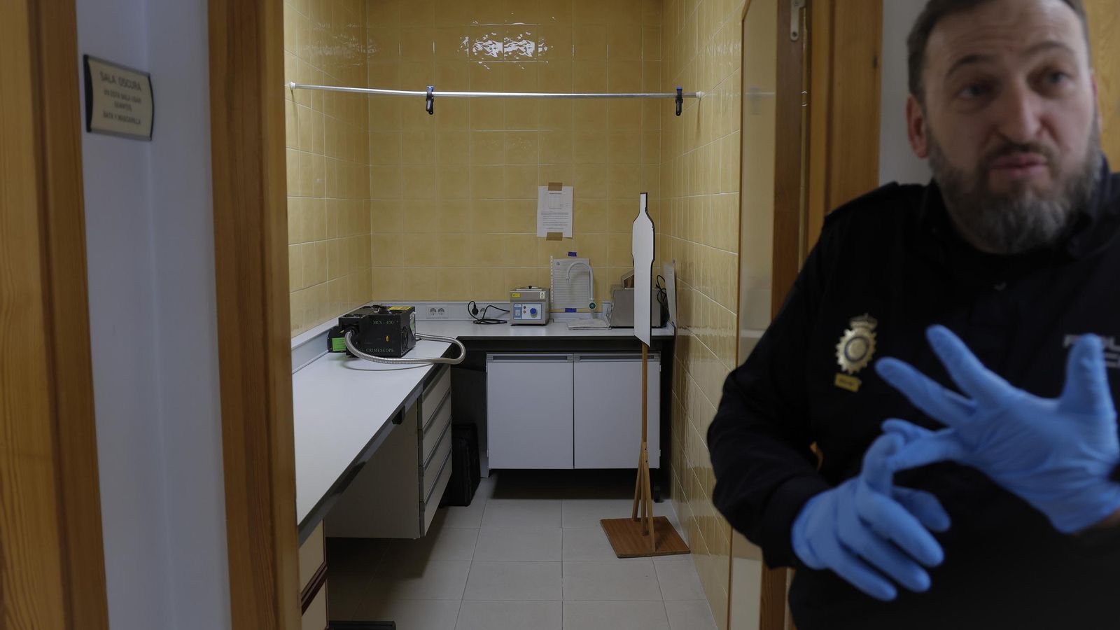 La sala oscura, donde se utiliza el láser para detectar restos de semen en las muestras tomadas a víctimas de agresiones sexuales.