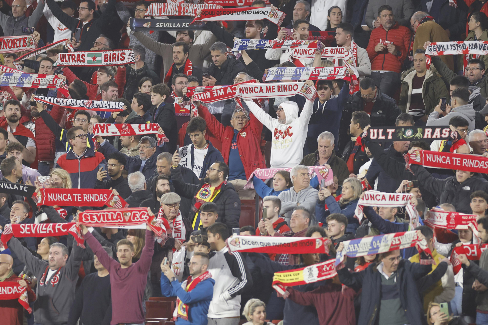 Búscate en las fotos del Sevilla-Fenerbahçe,