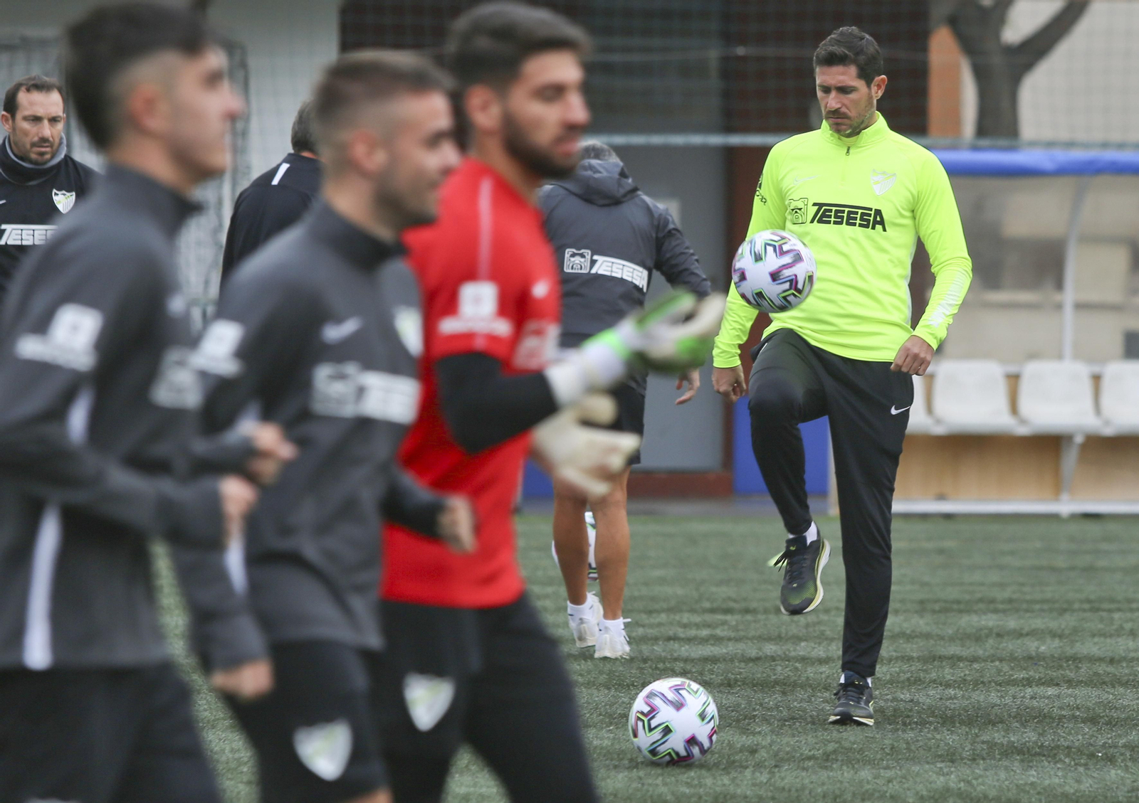 Víctor Sánchez del Amo se divierte mientras el equipo se entrena en un campo de césped artificial.