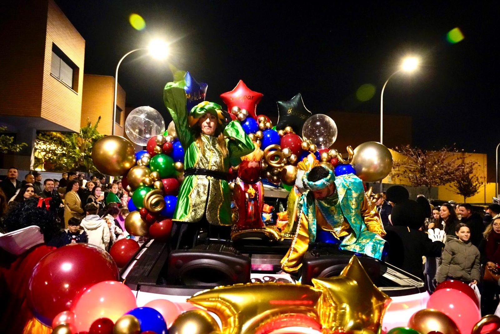 La cabalgata de Huércal de Almería, en imágenes: miles de personas reciben a los Reyes Magos