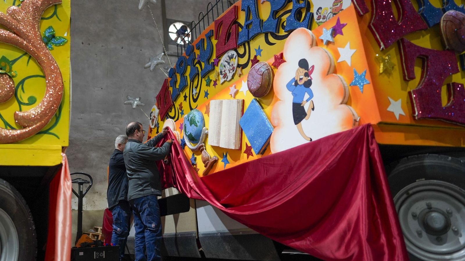 Ultimando detalles en la carroza de Zipi y Zape.