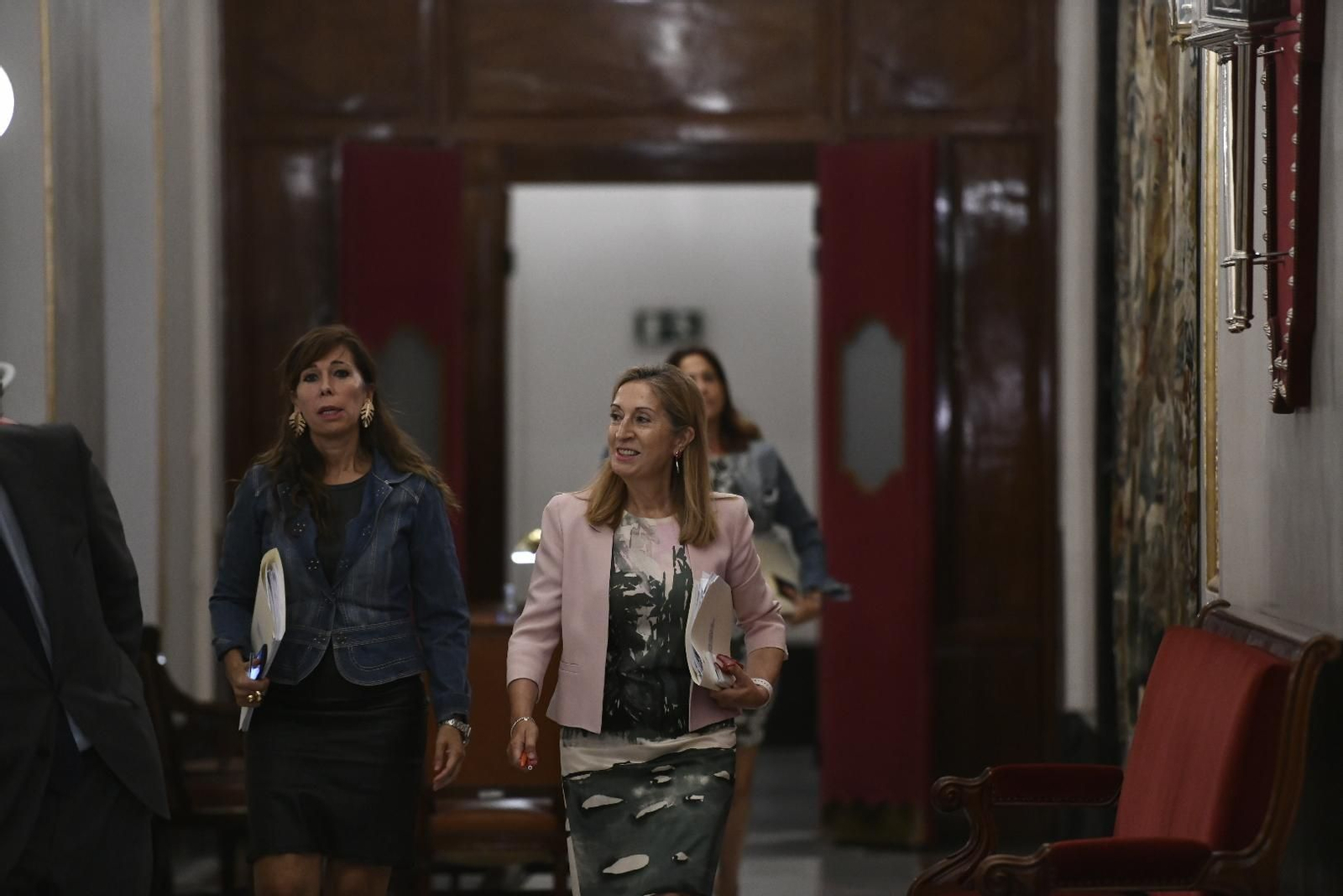 Ana Pastor acude a la reunión de la Mesa del Congreso.