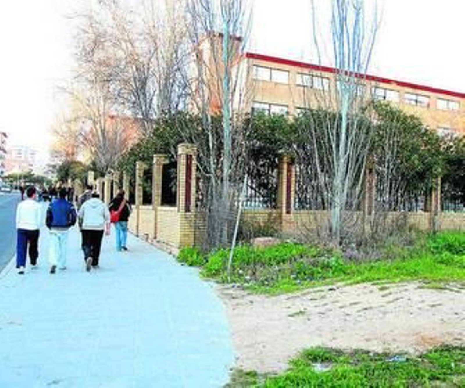 Unos alumnos se dirigen al IES Fuentepiña.