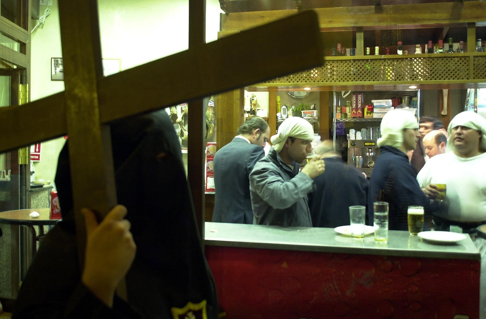 Un bar donde los costaleros toman cerveza mientras pasa la cofradía.