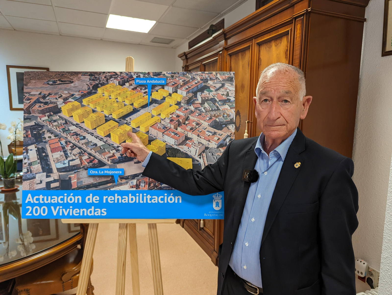 Gabriel Amat muestra la representación gráfica del proyecto.