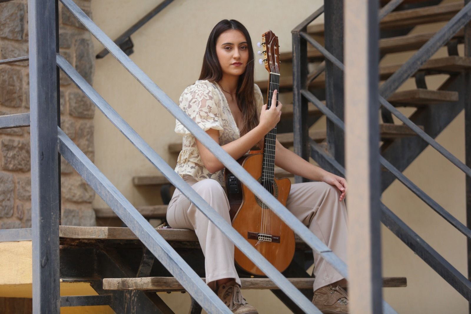 Alba La Merced con su guitarra.