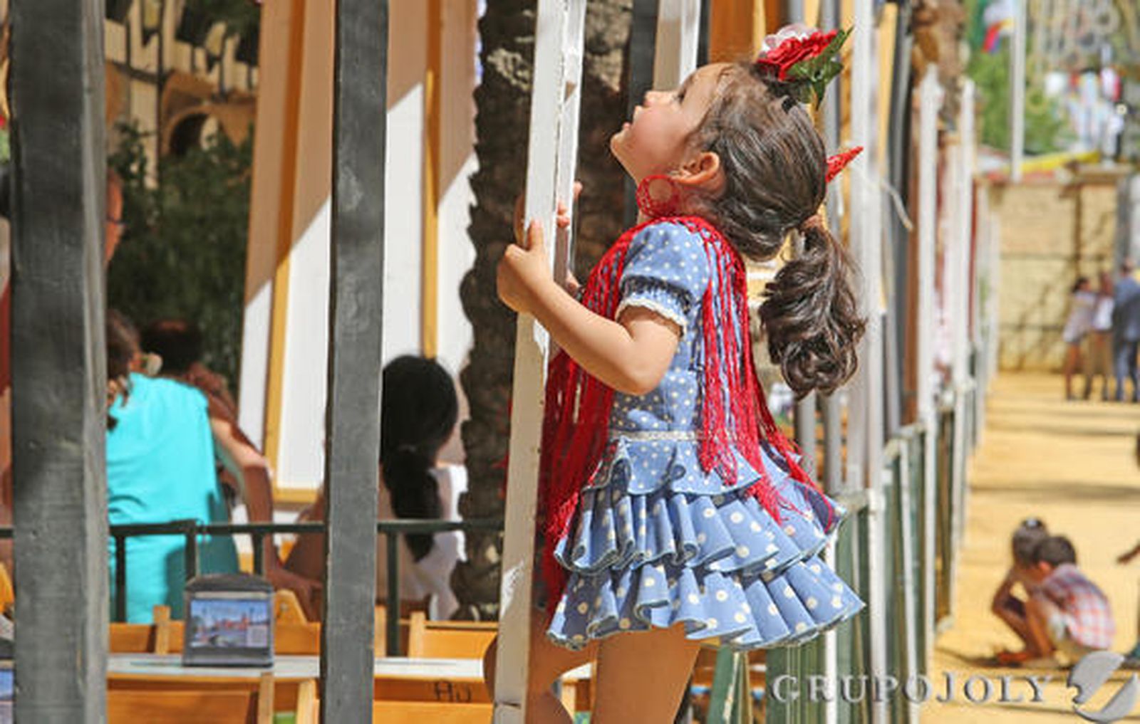 Una pequeña disfruta de esa ciudad efímera que es la Feria.

Foto: Pascual