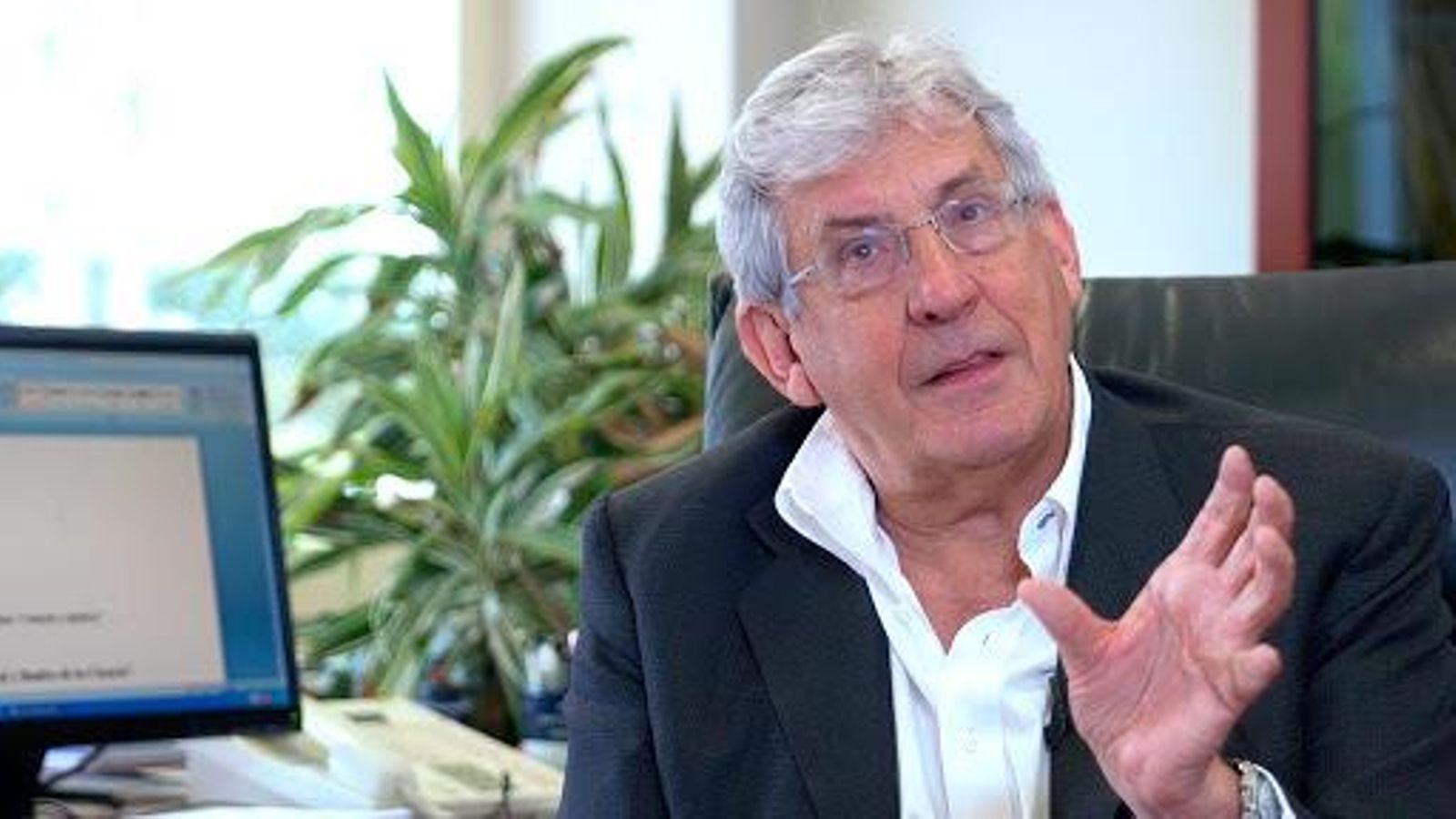 Echenique es un científico español especializado en física del estado sólido.