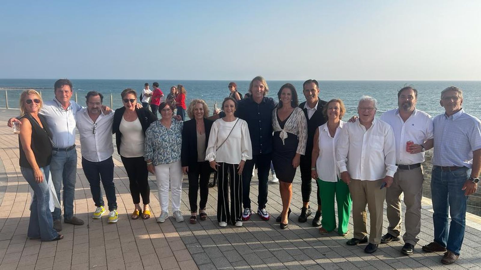 Ismael Beiro con su equipo en la plaza Rosa de los Vientos.