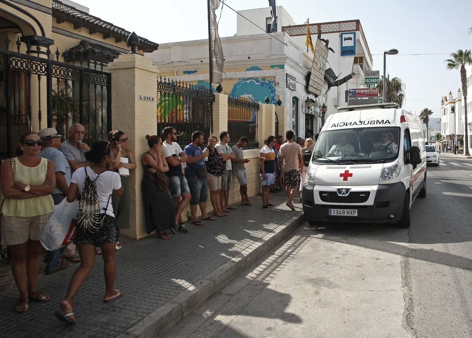 Los vecinos de Tarifa lamentan en las calles la muerte de Mariluz Morillo