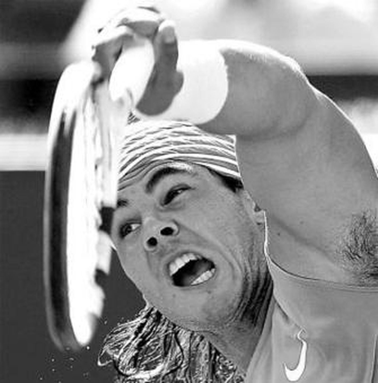 Nadal golpea con furia una bola durante su partido con Gremelmayr.