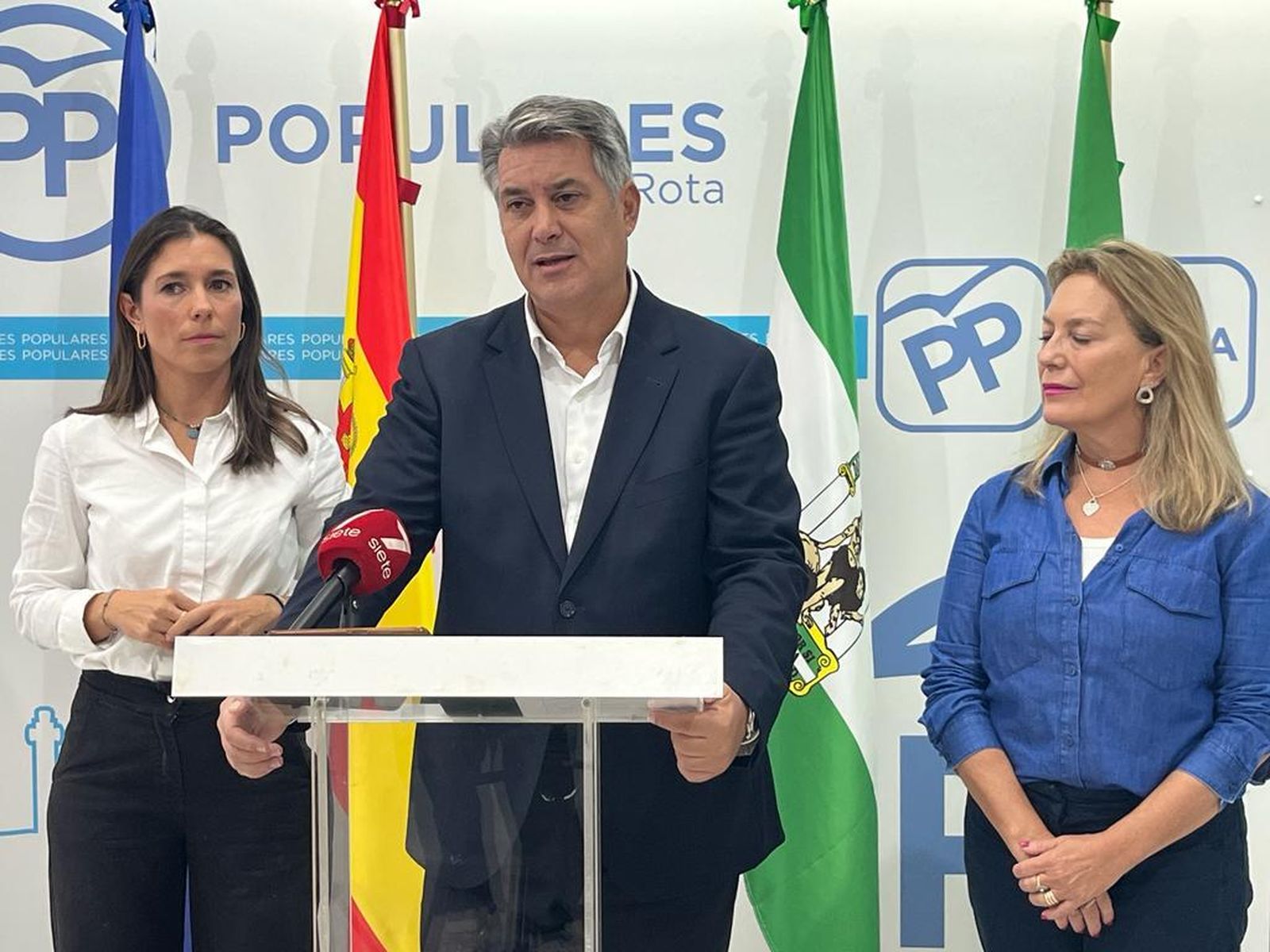 De izquierda a derecha Auxi Izquierdo, Ignacio Romaní y Macarena Lorente, en la rueda de prensa de este viernes.