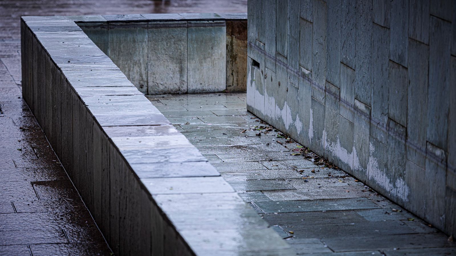 El deterioro de la plaza de la Iglesia en San Fernando, en imágenes