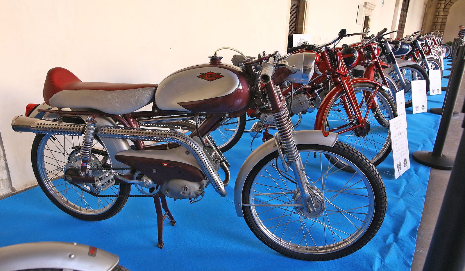 Imágenes de la ' Exposición de Motos Clásicas' en los Claustros