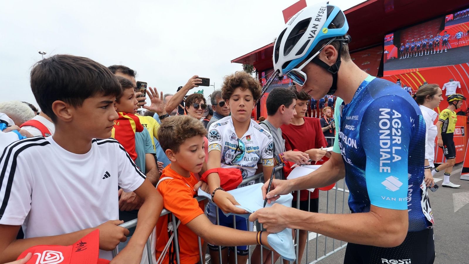 El austriaco Felix Gall firma autógrafos a unos jóvenes aficionados.