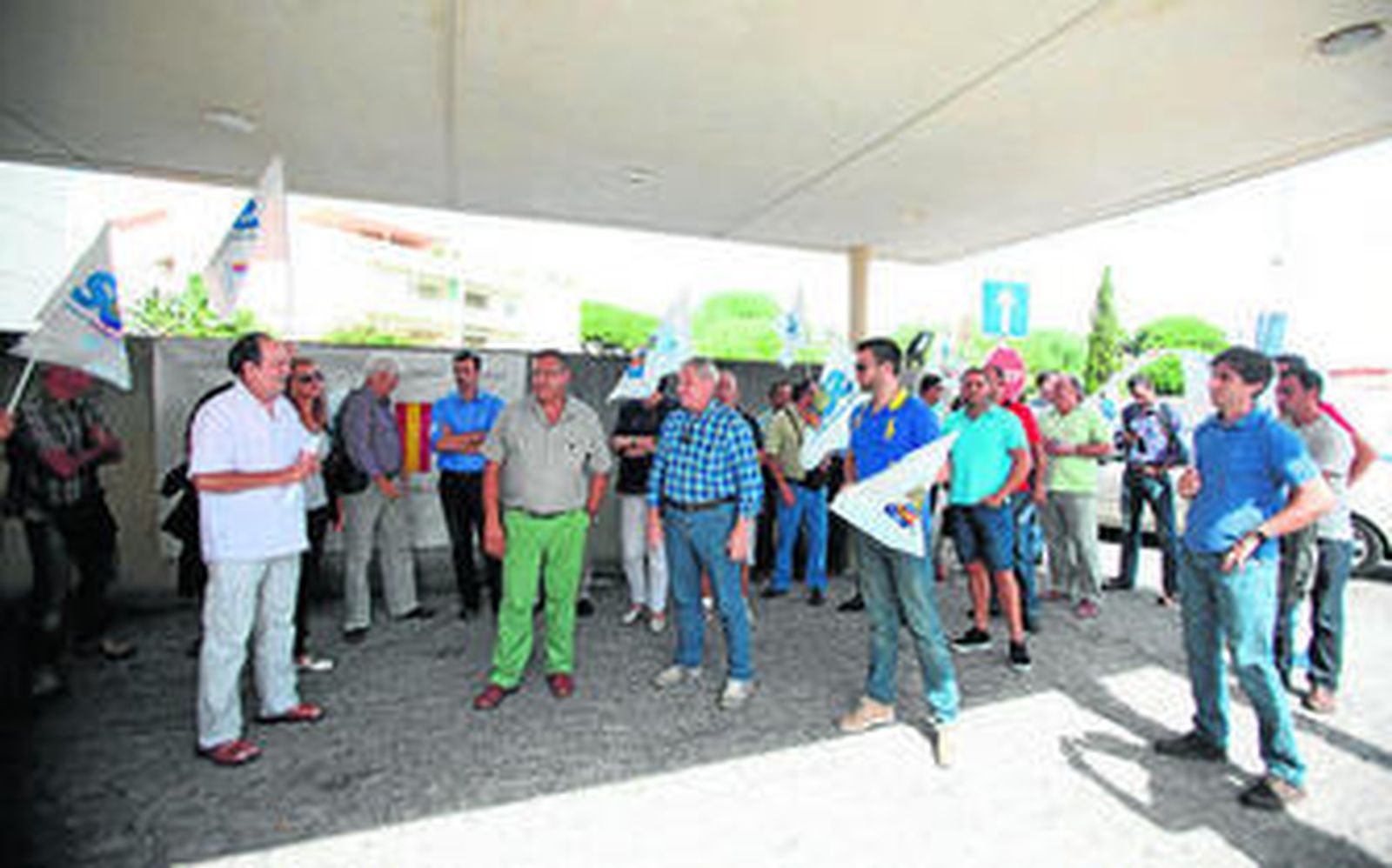 Un instante de la concentración del SUP a las puertas de comisaría.