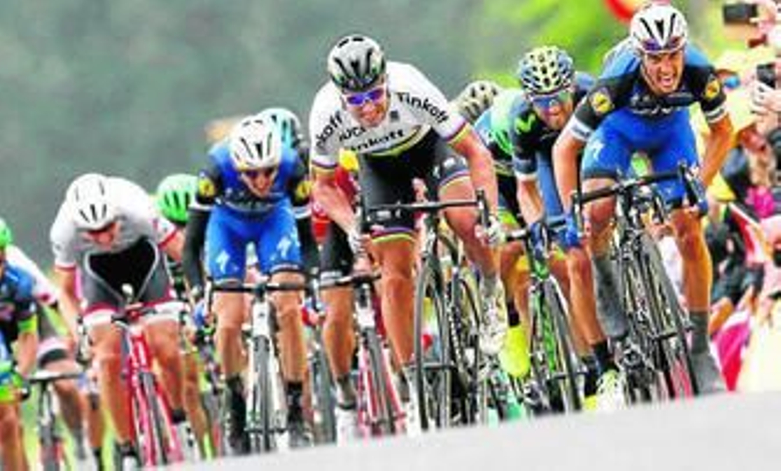 Peter Sagan impone su golpe de pedal sobre el francés Julian Alaphilippe y Alejandro Valverde en la meta de Cherburgo.