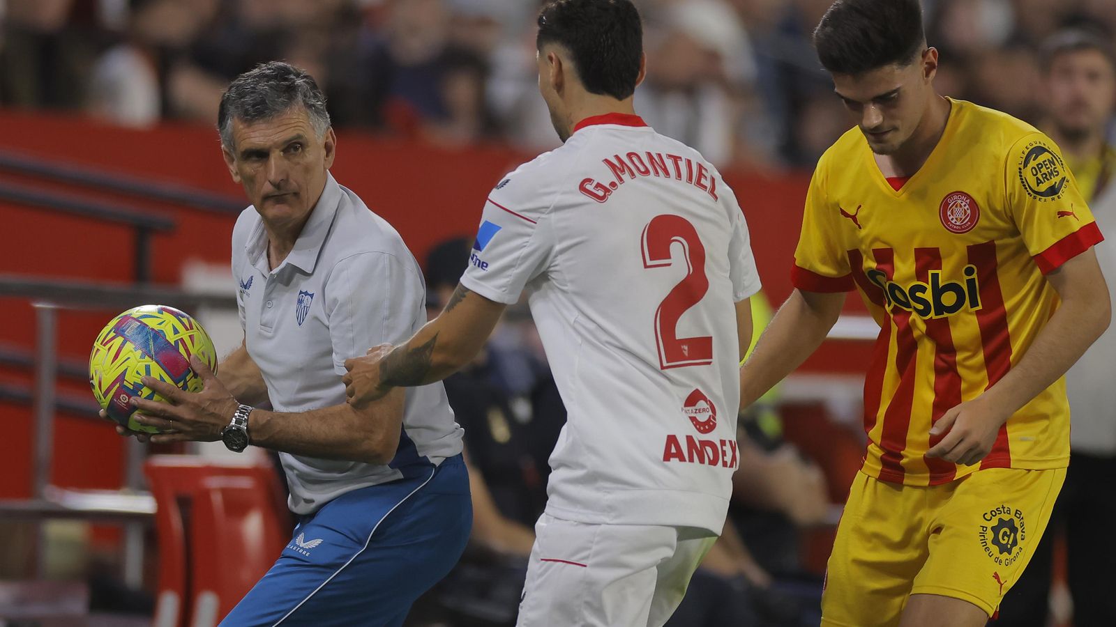 Montiel le pide el balón a Mendilibar para sacar rápido de banda.