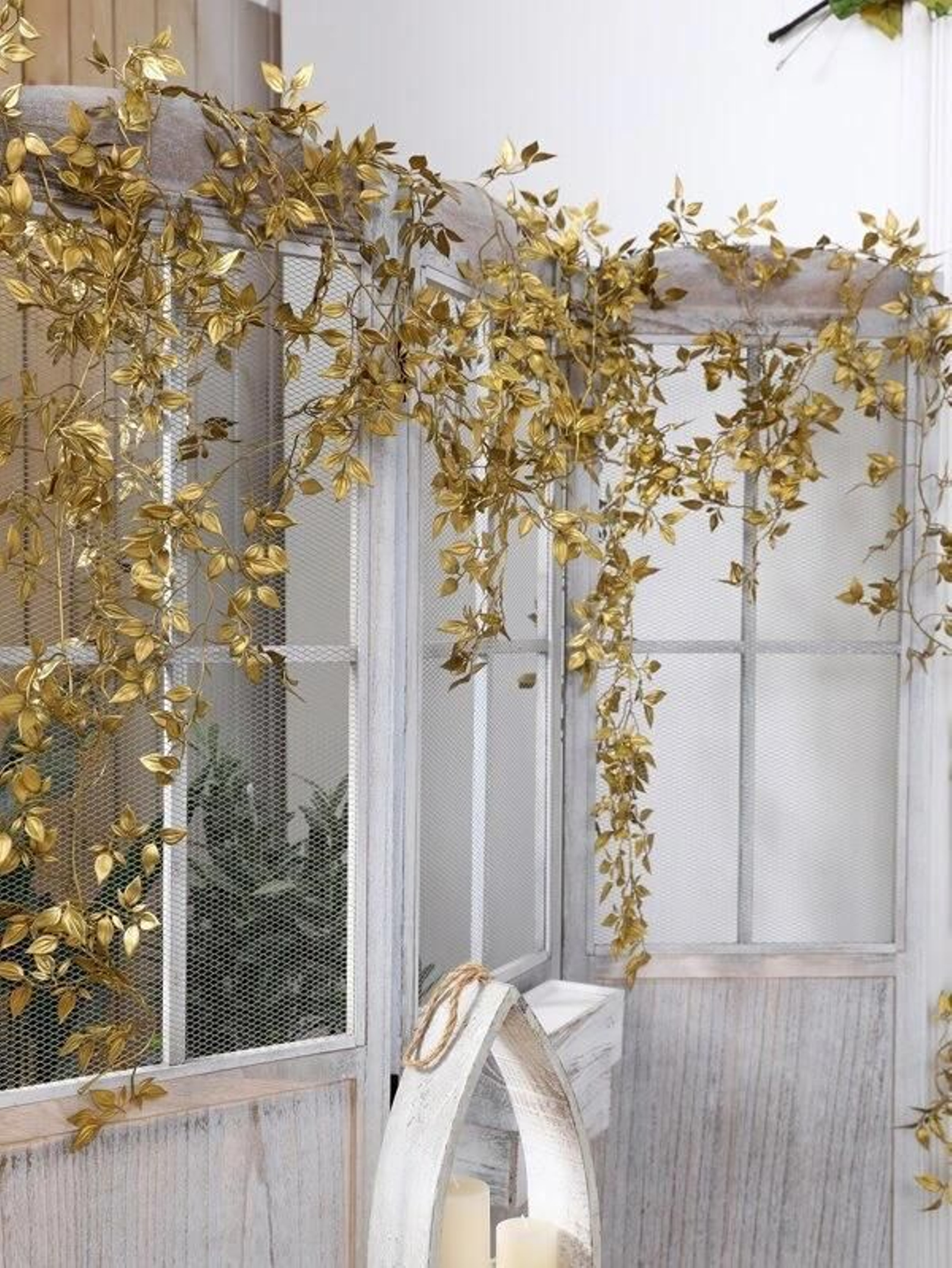 Decoración exterior con hojas doradas (Shein).