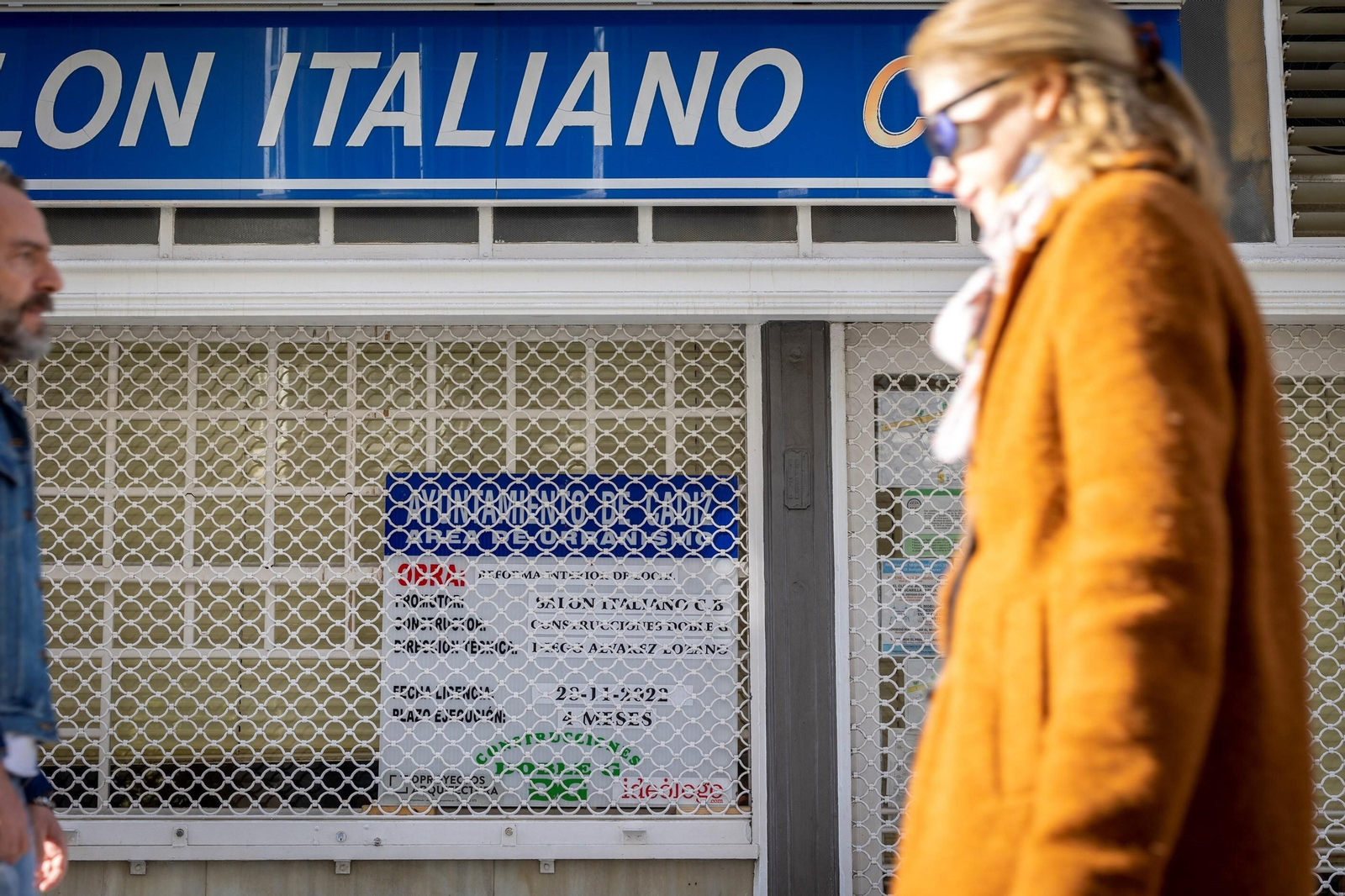 El Salón Italiano, cerrado en la actualidad y con el cartel que anuncia su reforma.