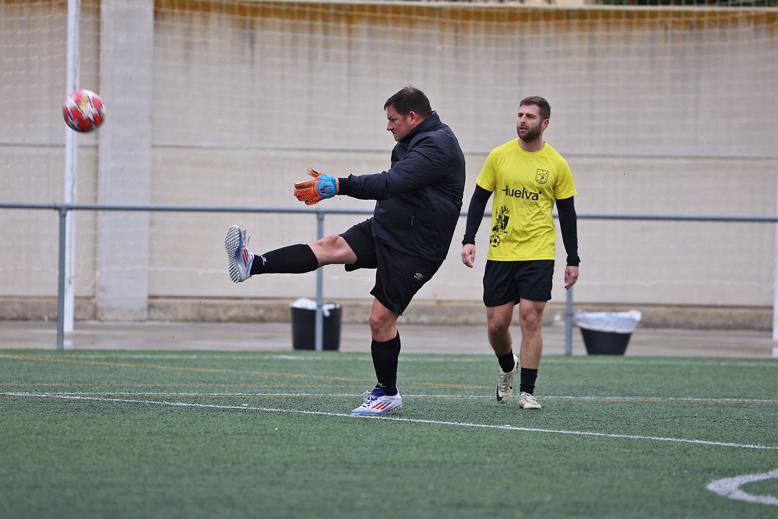 Periodistas y políticos disputan su tradicional partido navideño de fútbol