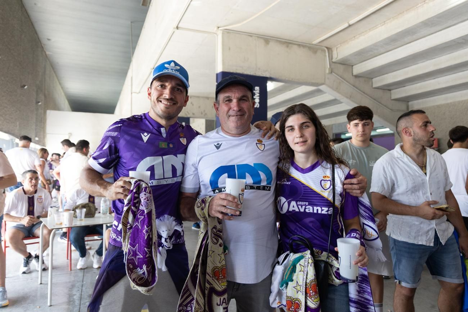 El épico recibimiento de la afición lagarta al Real Jaén, en imágenes