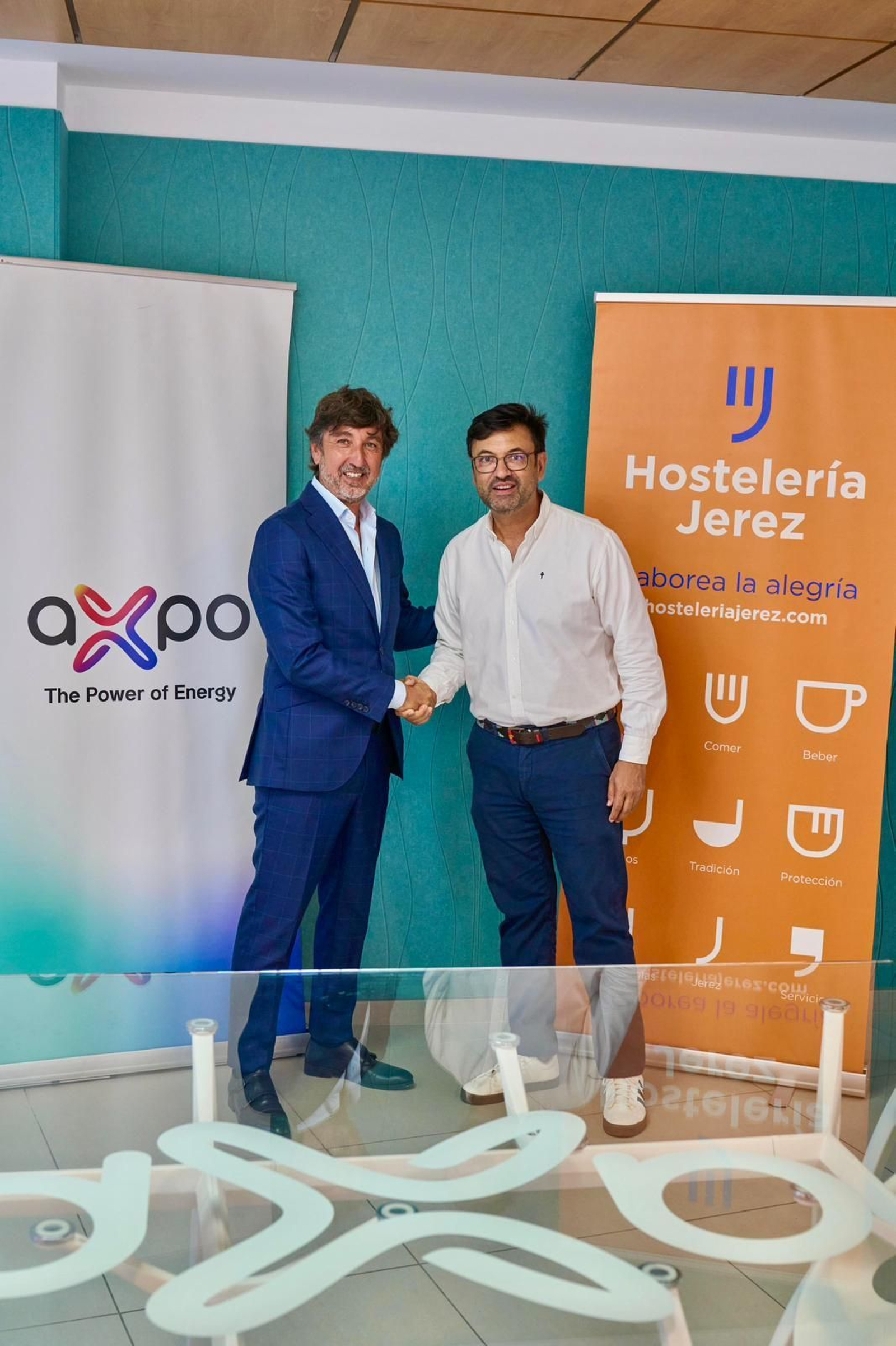 El presidente la asociación Hostelería Jerez, Alfredo Carrasco, junto al representante de la compañía Axpo.