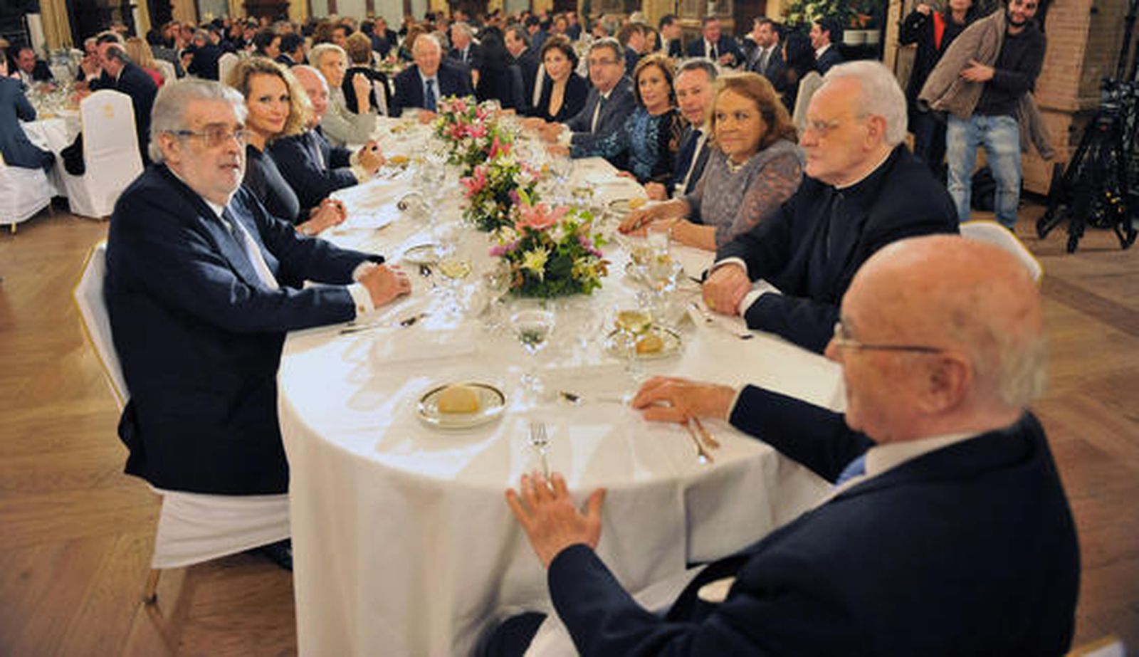 José Manuel Lara, Marita Rufino, José Moya, Guadalupe Ternero, Manuel Olivencia, Joaquina Martínez de Salazar, Juan Ignacio Zoido, Consuelo García Píriz, José Joly, Concha Yoldi, Carlos Amigo y Manuel Clavero. / Reportaje gráfico: Antonio Pizarro / Juan Carlos Muñoz / Juan Carlos Vázquez