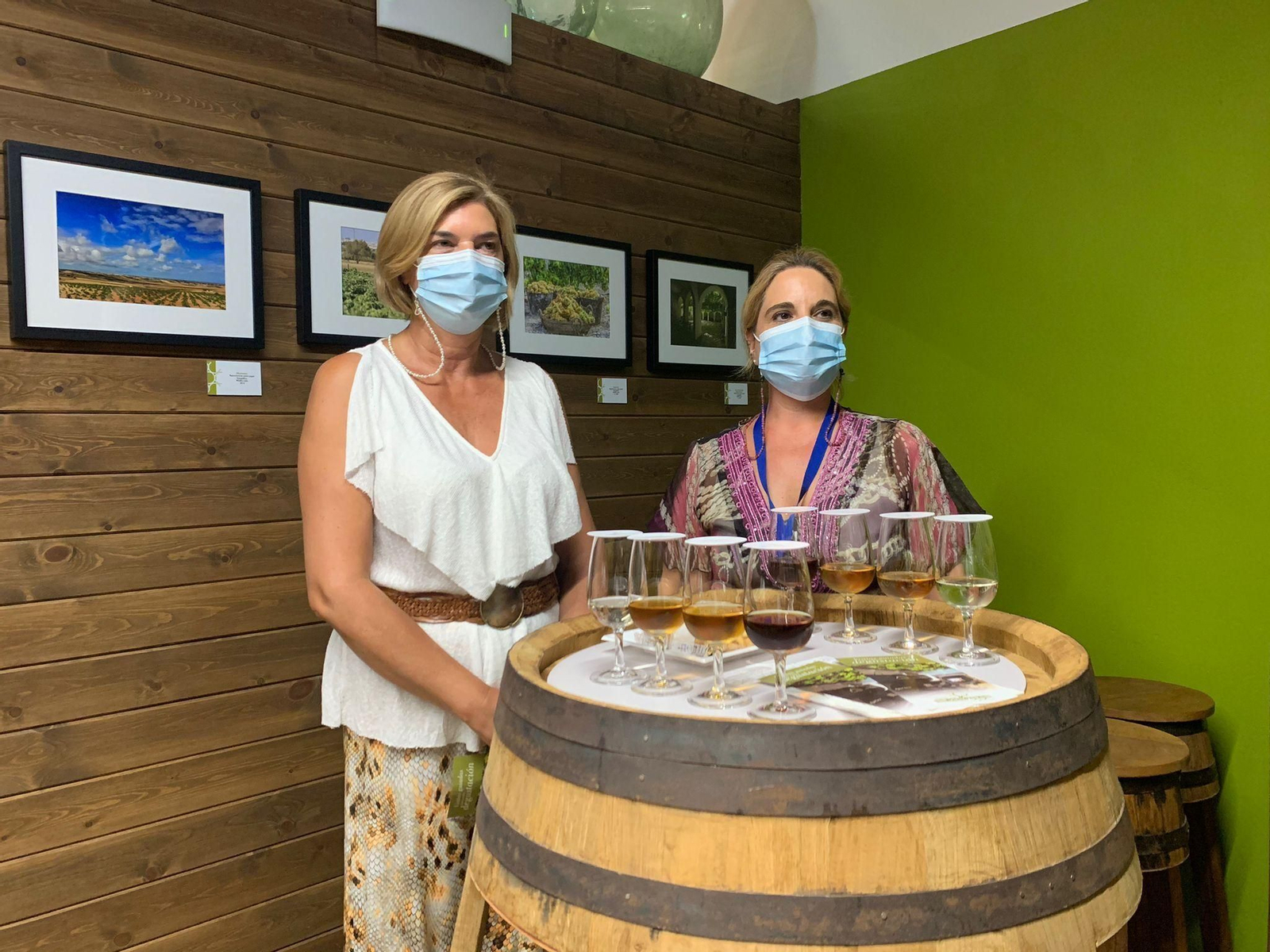 La delegada municipal de Fomento y Turismo, Pepa Vela, con Isabel López, responsable de la iniciativa.