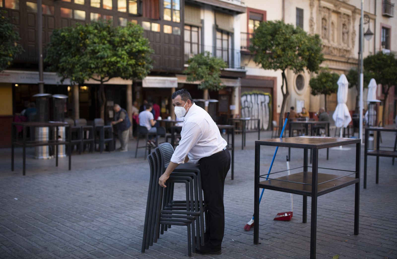 El cierre de los comercios y la hostelería se adelantan en Sevilla