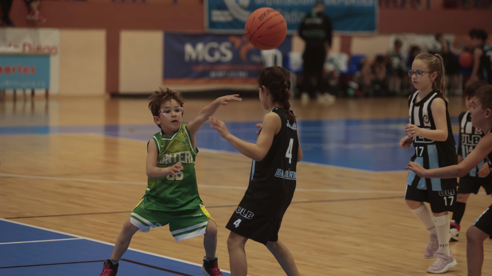Las fotos de la primera jornada del torneo Semana Santa de baloncesto de la Línea