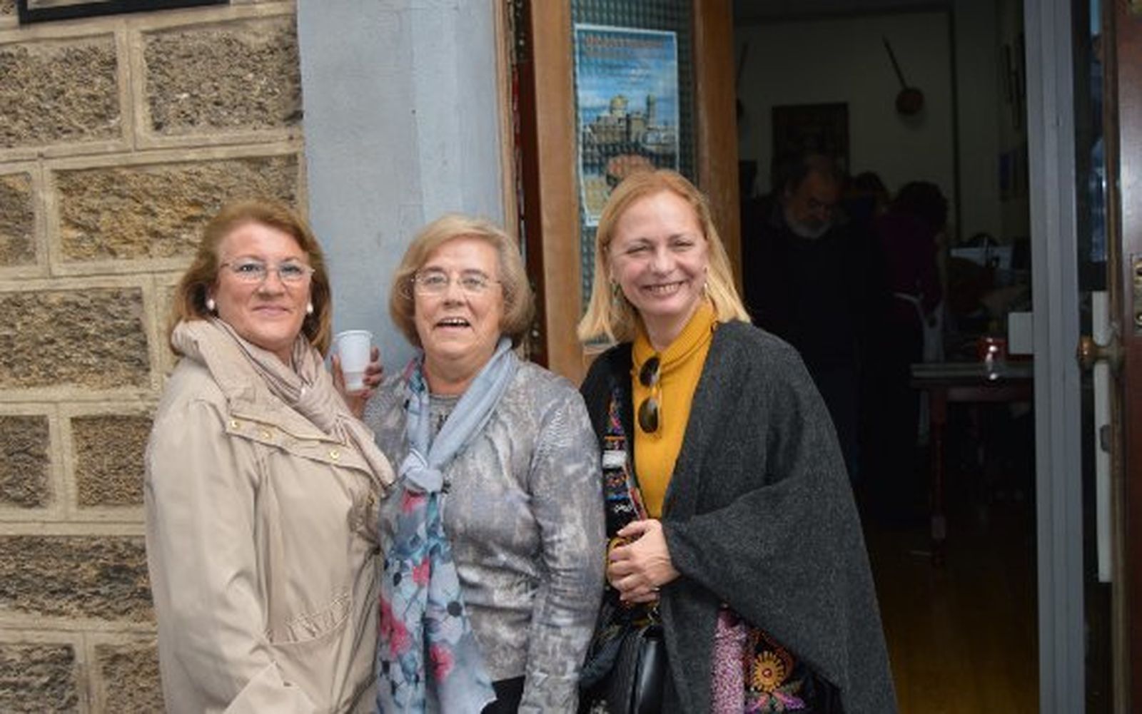La presidenta de la Casa de Extremadura Encarna Suero con Macarena Vicho y Felicidad Rodríguez.  Foto: Ignacio Casas de Ciria