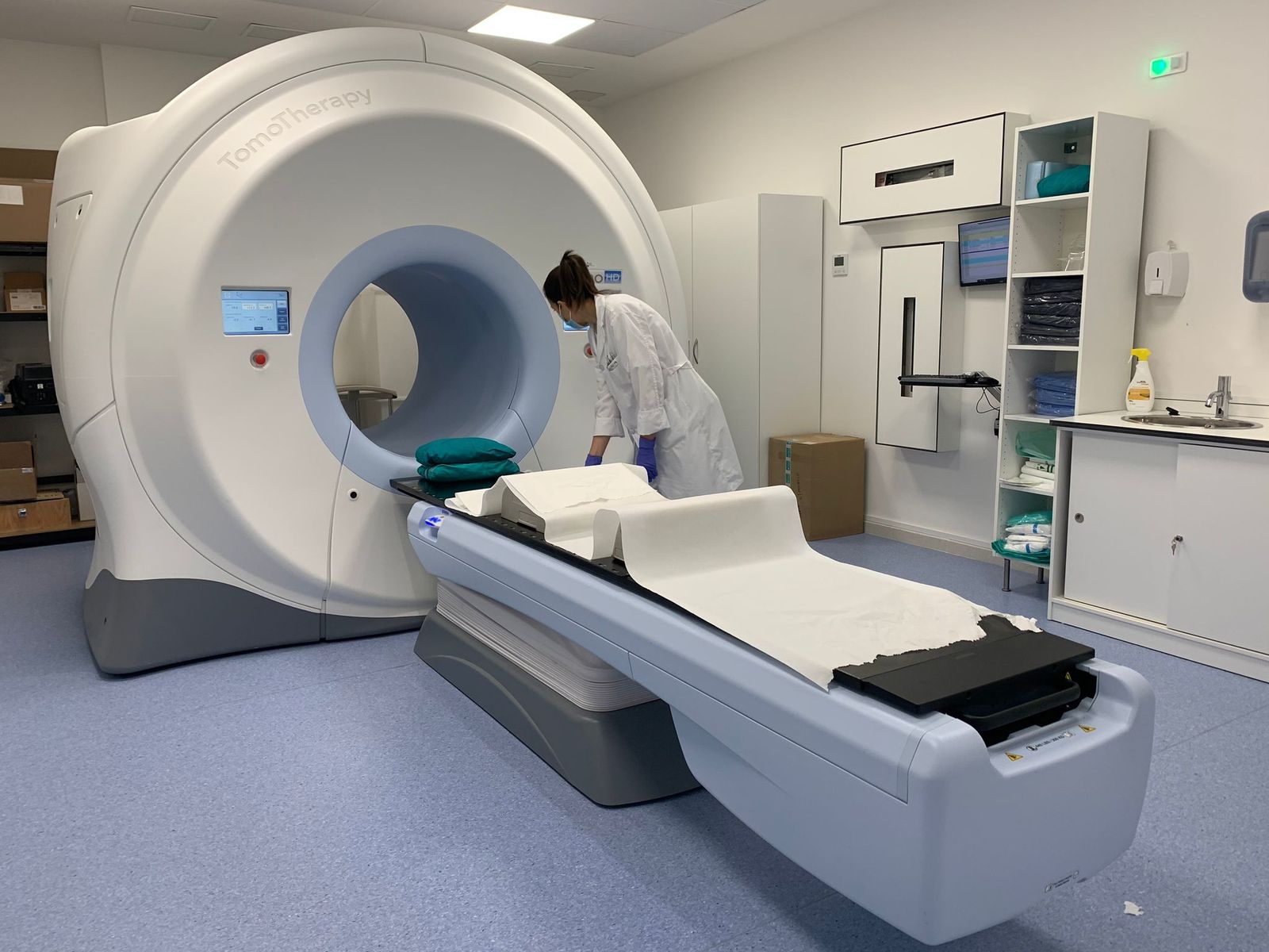 Una profesional preparando un equipo para una prueba.